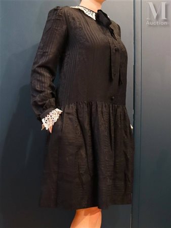 CHANEL création - Paris Robe en soie noire, col claudine en dentelle blanche,...