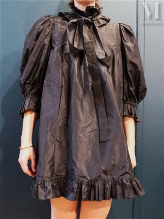 Yves Saint Laurent Rive Gauche Robe à jabot en soie noire, ruban au col VVV...