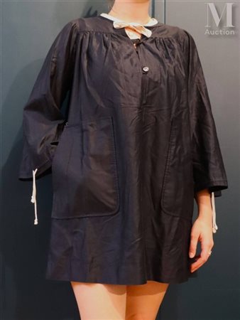 COURRÈGES Robe chasuble courte noire, col à lacet blanc VVV Traduzione...