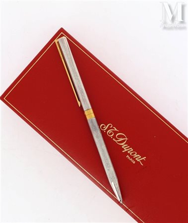 S.T. DUPONT Stylo à bille en métal argenté, agrafes et attributs en plaqué...