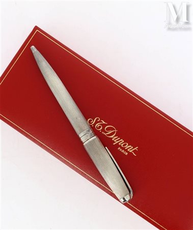 S.T. DUPONT Stylo à bille en métal argenté à motifs de lignes perlées. Signé,...