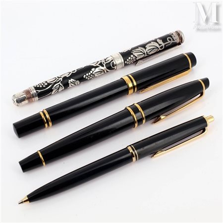 STYLOS WATERMAN Deux stylos plume et un criterium en résine noire, attributs...