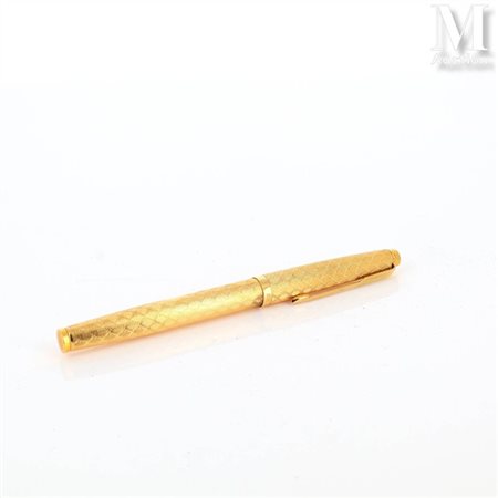 PARKER Stylo plume en plaqué or à décor guilloché de croisillons et lignes,...