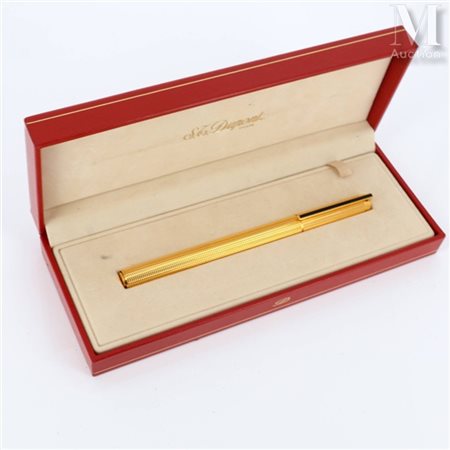 S.T. DUPONT Stylo plume en plaqué or à décor guilloché, la plume en or jaune...