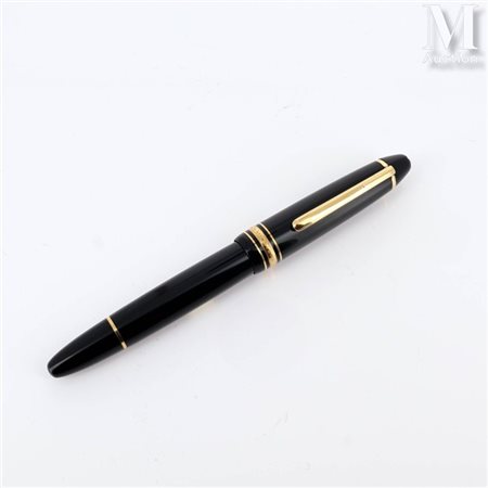 MONTBLANC Stylo plume Meisterstück n°146, corps en résine noire, attributs en...