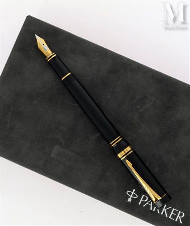 PARKER Stylo plume Parker, le corps en résine noire, les attributs dorés. La...