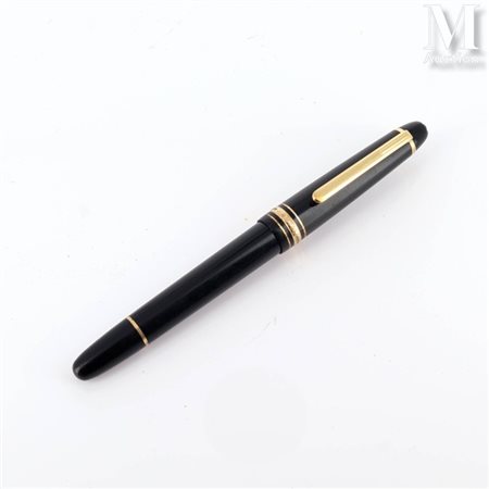 MONTBLANC Stylo plume Meisterstück en résine noire, attributs en plaqué or....