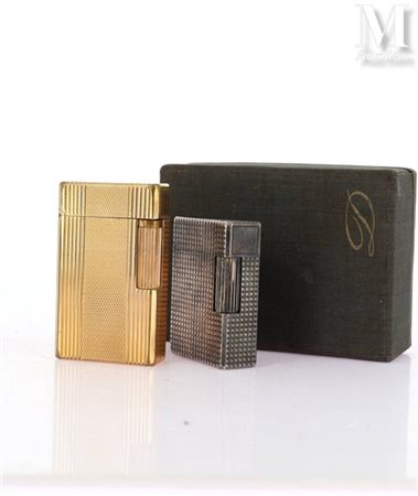 S.T. DUPONT Deux briquets DUPONT, respectivement en métal doré à décor de...