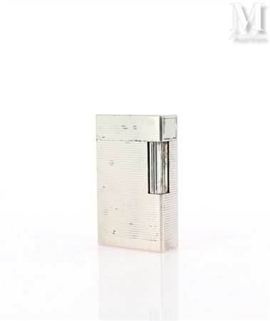 S.T. DUPONT Briquet en métal argenté à décor rainuré. Signé et numéroté. VVV...