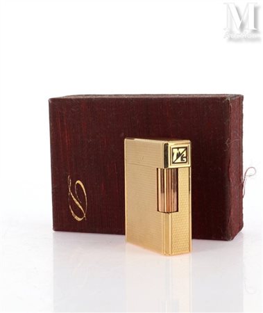 S.T. DUPONT Briquet en métal doré à décor de semis de grains d'orge,...