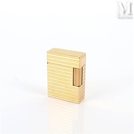 S.T. DUPONT Briquet en métal doré à décor de godrons. Signé et numéroté. VVV...