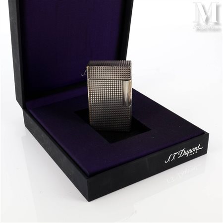 S.T. DUPONT Briquet en métal argenté à décor en pointes de diamants. Signé et...