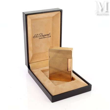 S.T. DUPONT Briquet en plaqué or à décor en pointes de diamants. Signé et...