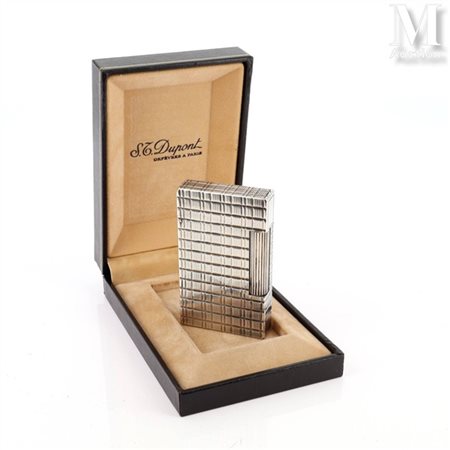 S.T. DUPONT Briquet en métal argenté à décor de quadrillage. Signé et...