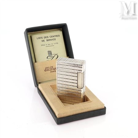 S.T. DUPONT Briquet en métal argenté à décor de quadrillage. Signé et...