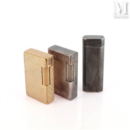 Lot de briquets Lot de trois briquets: - Briquet DUPONT en plaqué or à décor...