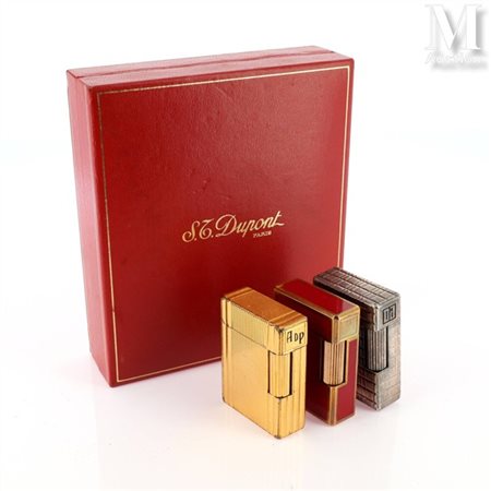 S.T. DUPONT Trois briquets respectivement en plaqué or, métal argenté et...