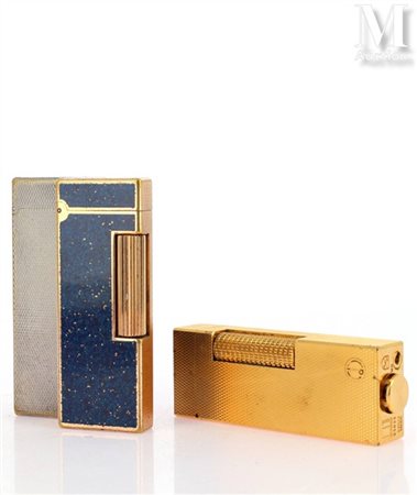 DUNHILL Ensemble de trois briquets Dunhill, deux respectivement en métal doré...