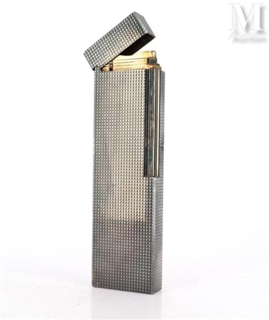S.T. DUPONT Briquet de table en métal argenté à décor en pointes de diamants....