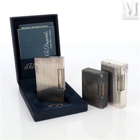 S.T. DUPONT Ensemble de trois briquets DUPONT en métal argenté à décor...