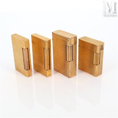 S.T. DUPONT Quatre briquets Dupont en plaqué or, dont deux extra-plat, à...