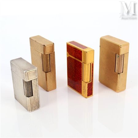 S.T. DUPONT Quatre briquets DUPONT respectivement en plaqué or à décor en...