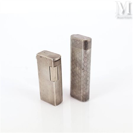 Deux briquets Deux briquets, respectivement de marque Cartier à décor...