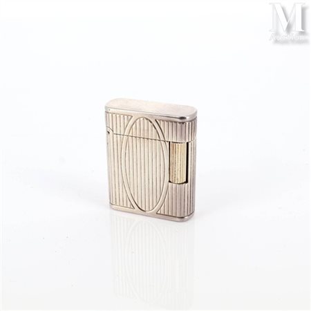 S.T. DUPONT Briquet Dupont modèle Soubreny en plaqué argent. à décor de...