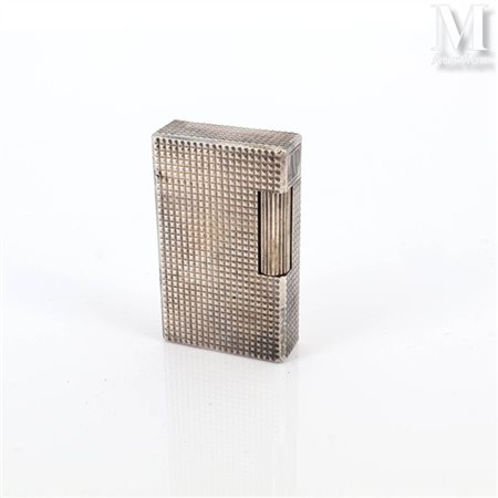 S.T. DUPONT Briquet en plaqué argent à décor en pointe de diamants. Signé et...