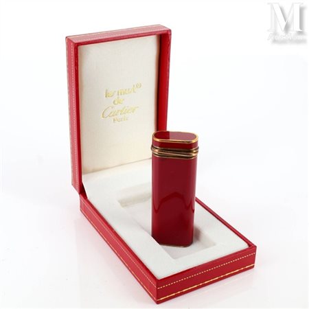 Must de CARTIER Briquet Trinity en plaqué or et laque bordeaux. Avec étui et...