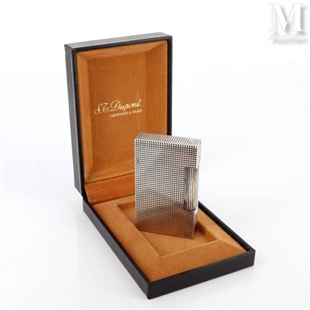 S.T. DUPONT Briquet en métal argenté à décor en pointes de diamants. Signé et...