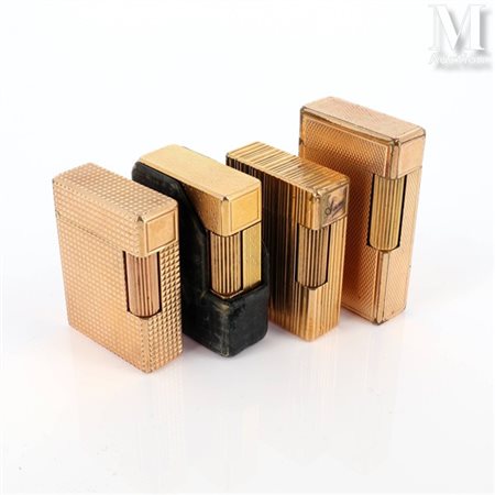 S.T. DUPONT Quatre briquets Dupont en plaqué or à décor divers. Signés et...