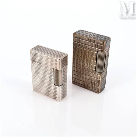 S.T. DUPONT Deux briquets Dupont en métal argenté à décor de lignes sinueuses...