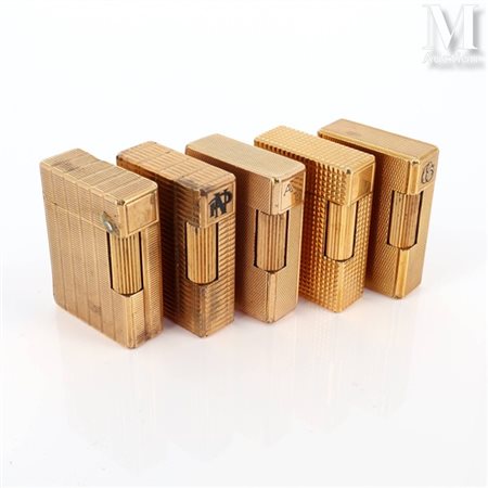 S.T. DUPONT Cinq briquets Dupont en plaqué or à décor divers. Signés et...