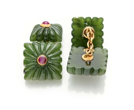 Coppia di gemelli in giada, rubini e oro cm 1 x 1 Oro giallo 750/000.