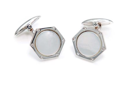 Coppia di gemelli in oro, brillanti e madreperla. Diametro mm. 14 Oro bianco...