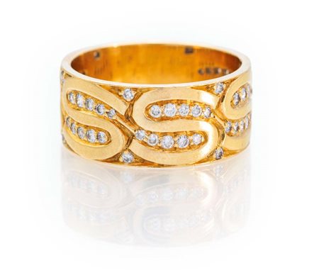 Bulgari, raro anello a fascia, con decoro ad "S" in oro e brillanti Misura 12...