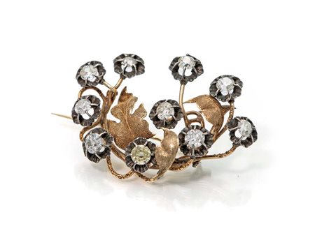 Mario Buccellati, spilla antica in oro, argento e diamanti cm 5 x 4 Oro...
