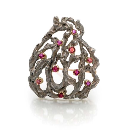 Sforza, spilla in oro e rubini cm 5 x 4 Oro giallo e bianco 750/000. Peso...