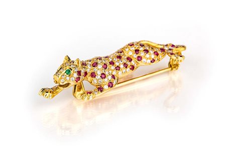 Spilla in oro, diamanti e rubini Lunghezza cm 4,5 Oro giallo 750/000....