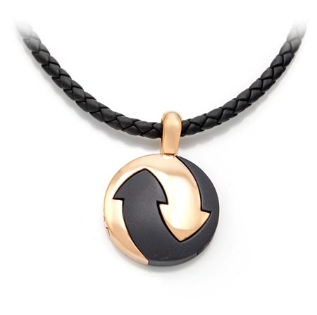 Gianni Bulgari, pendente Enigma in oro e bronzo Lunghezza cm 41, diametro cm...