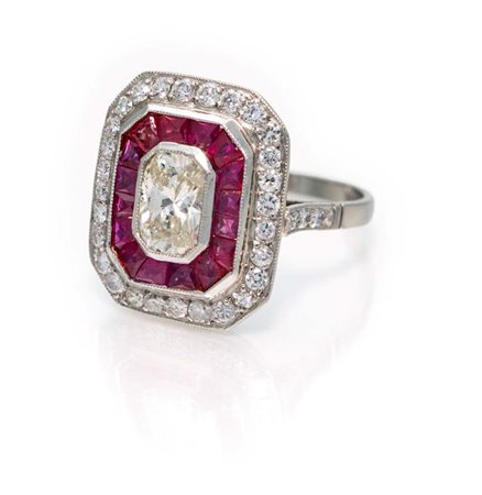 Anello in platino, diamante solitario centrale in taglio cuscino, rubini e...