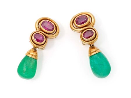 Petochi, coppia di orecchini pendenti in oro, smeraldi e rubini Oro giallo...