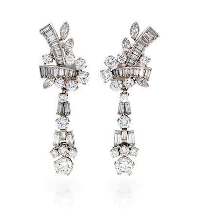 Coppia di orecchini in platino e brillanti Lunghezza cm 6 Platino 950/000....