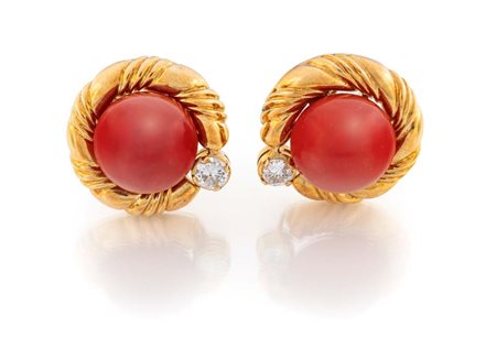 Coppia di orecchini a lobo in oro, corallo e brillante Diametro mm 22 Oro...