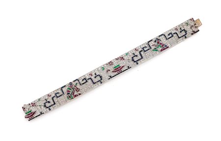 Bracciale Egyptian revival in oro, brillanti, zaffiri, smeraldi e rubini...