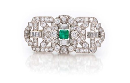 Spilla a placca in oro, smeraldo e brillanti cm 5 x 2 Oro bianco 750/000....