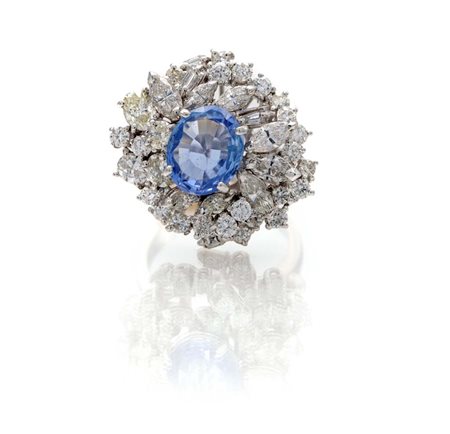 Anello a fiore in oro, zaffiro centrale e brillanti Misura 15 Oro bianco...