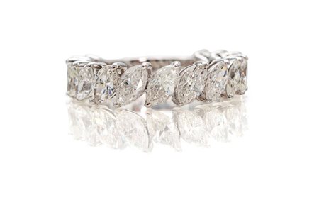 Anello a riviera in oro e diamanti in taglio navette Misura 13 Oro bianco...