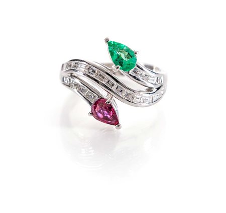 Anello contrariè in oro, smeraldo, rubino e diamanti Misura 17 Oro bianco...